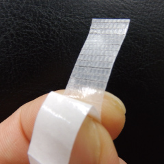 透明で目立たず、手で切れて糊残りも少ない!!便利な両面テープです。