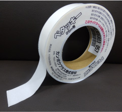 透明で目立たず、手で切れて糊残りも少ない!!便利な両面テープです。