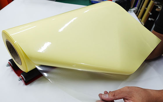 フィルムを剥がす